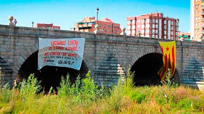 El Ayuntamiento de Madrid retira una estelada del Puente de Segovia