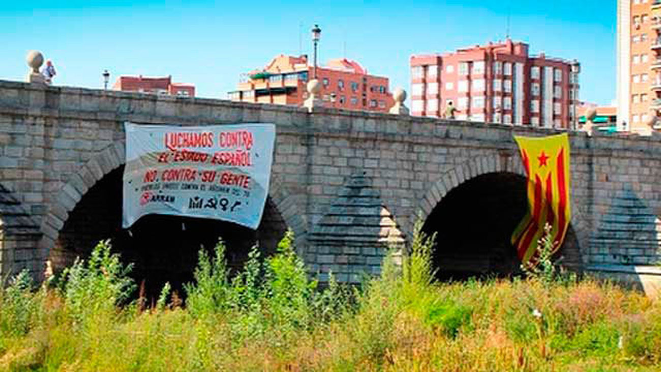 El Ayuntamiento de Madrid retira una estelada del Puente de Segovia