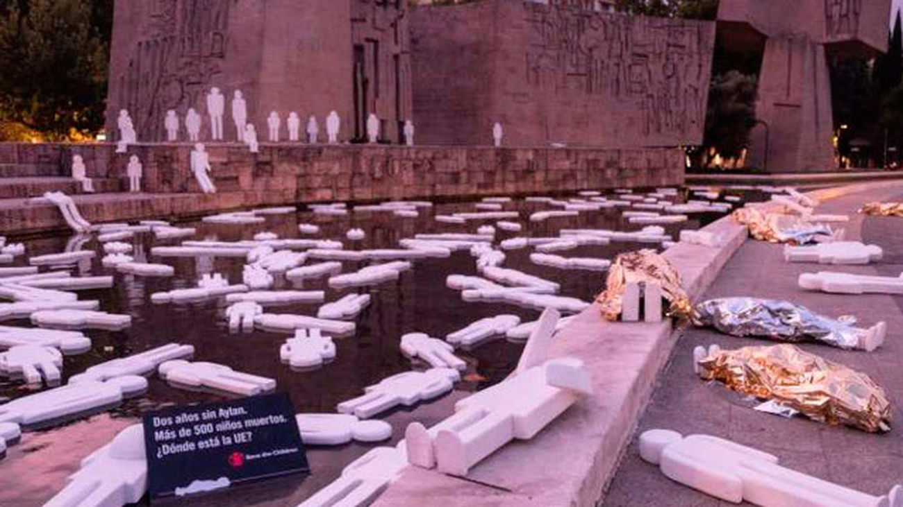 Save the Children coloca 500 siluetas en la plaza de Colón para recordar las muertes del Mediterráneo