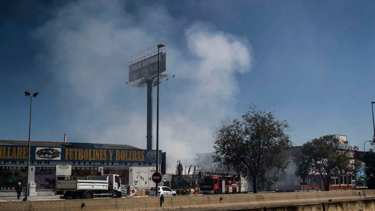Los bomberos refrescan la nave incendiada de Fuenlabrada