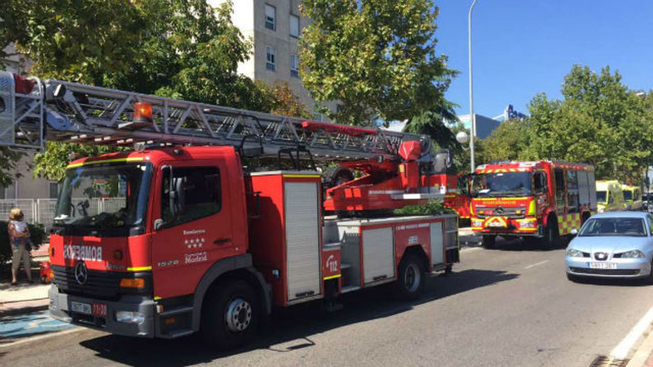Bomberos en el incendio de Alcobendas