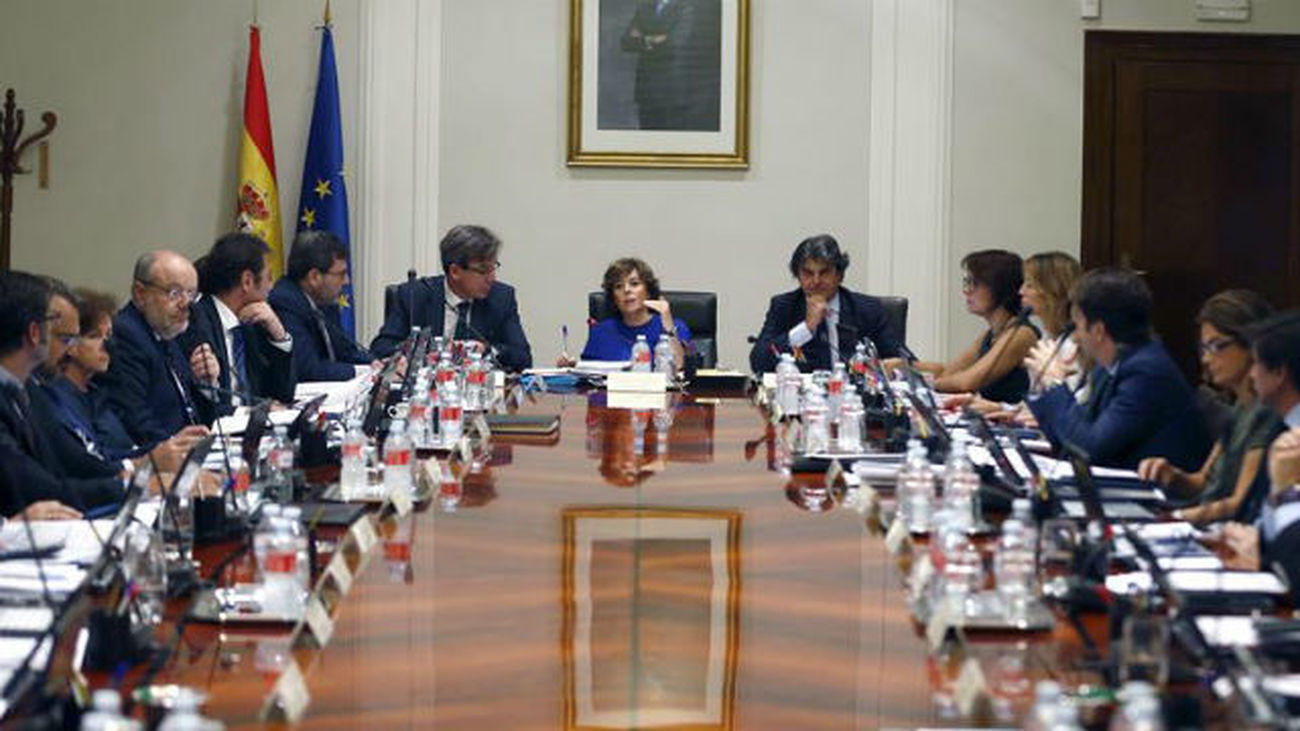 La presidenta del Gobierno, Soraya Sáenz de Santamaría (c), preside en el Complejo de La Moncloa, la reunión de la Comisión Gen