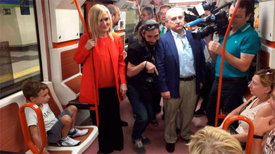 Cifuentes viaja en la línea 5 de Metro y presenta el plan de renovación de estaciones