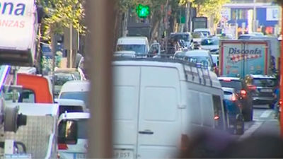 Vecinos y comerciantes de la calle Alcalá protestan por los atascos con un sólo carril