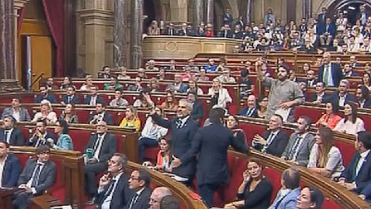 El Parlament impone debatir la Ley de Referéndum en medio de una gran bronca