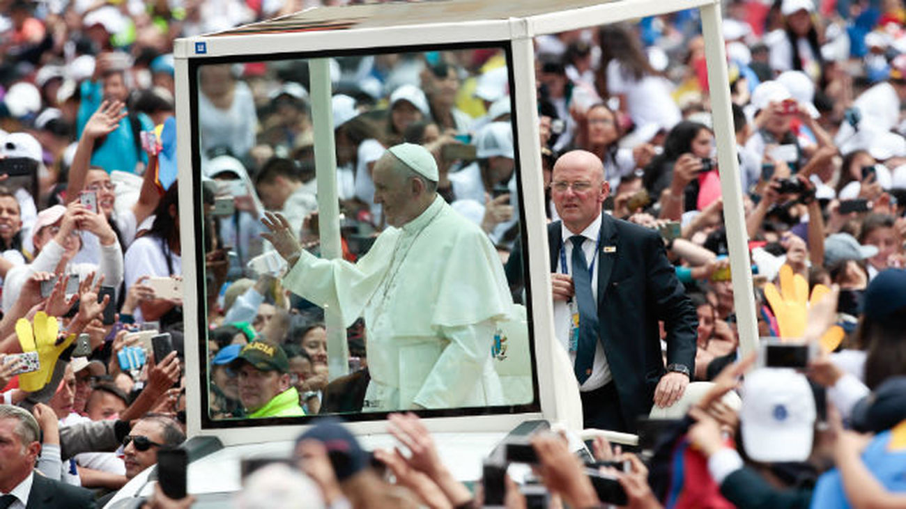 El papa Francisco saluda a miles de jóvenes en la Plaza de Bolívar en Bogotá (Colombia)