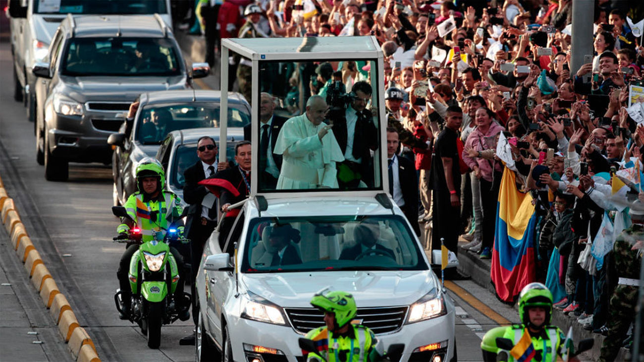 El Papa, aclamado a su llegada a Colombia