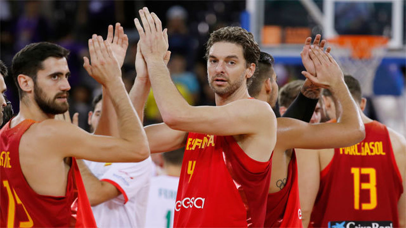 Pau Gasol y Joan Sastre aplauden tras el encuentro contra Hungría