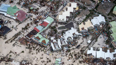 Irma deja ocho muertos, daños y destrucción y amenaza ahora a La Española
