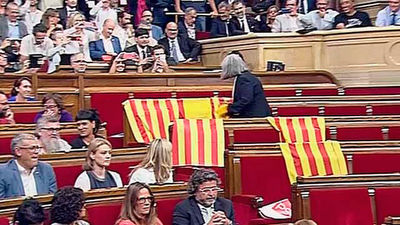 Iglesias insta a la diputada de Podem a disculparse por retirar la bandera española y ésta se niega