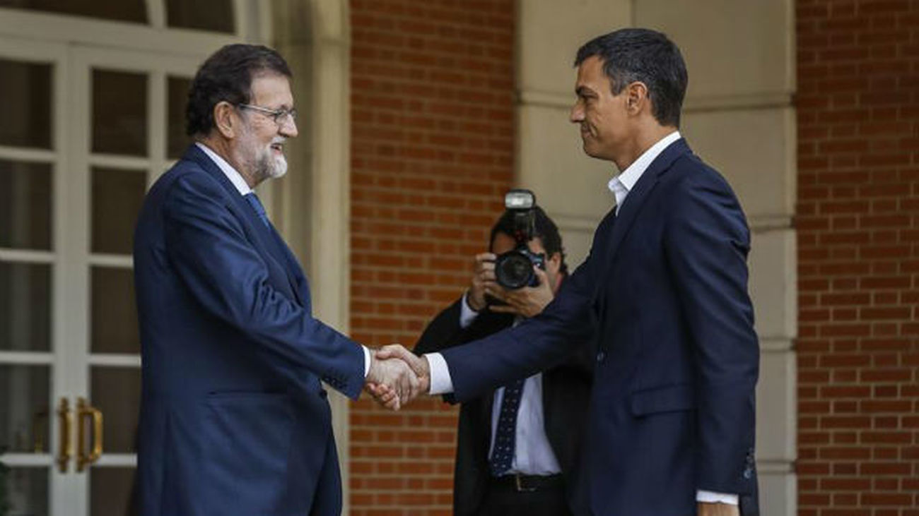Sánchez apoya a Rajoy en defensa de la ley, pero insiste en la solución con el diálogo