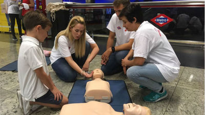Cruz Roja y Metro de Madrid forman en primeros auxilios en Nuevos Ministerios