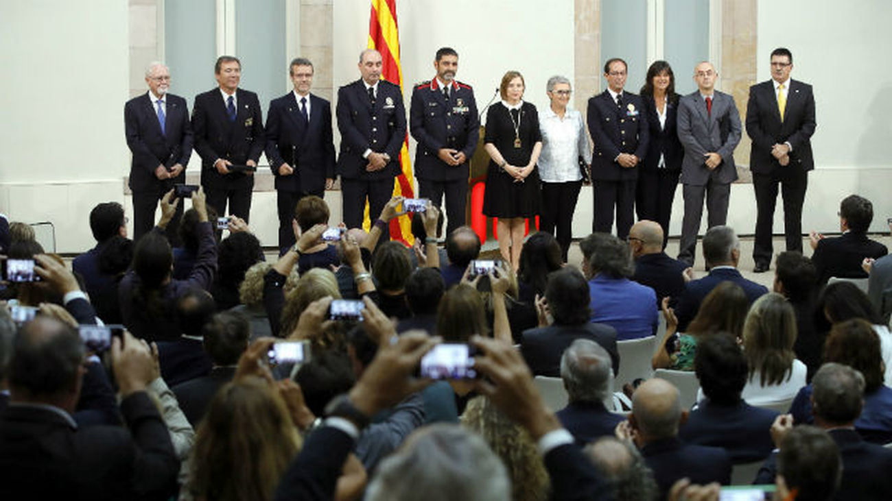 El Parlament otorga su medalla de honor a Mossos, policías locales y emergencias