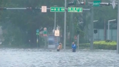 El huracán Irma se debilita junto a la costa suroeste de Florida