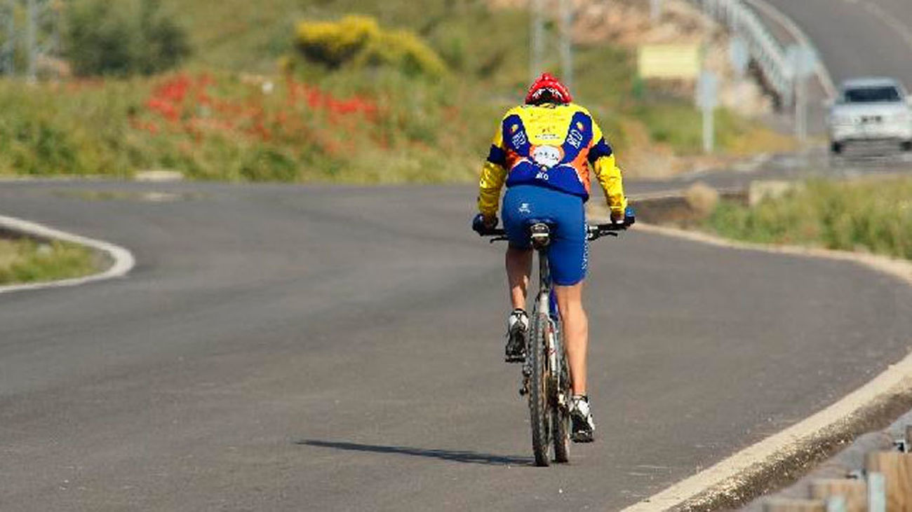 Un ciclista circula por carretera