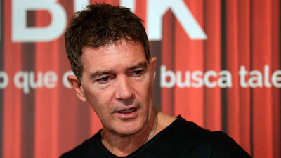 Banderas presenta la red social Vibuk que ofrece y busca talento artístico