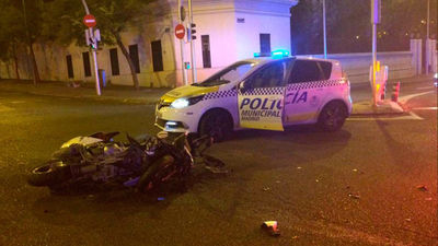 Dos jóvenes heridos de gravedad al chocar su moto con una furgoneta