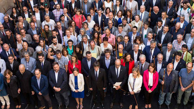 Puigdemont y Colau reciben a los más de 700 alcaldes citados por la Fiscalía