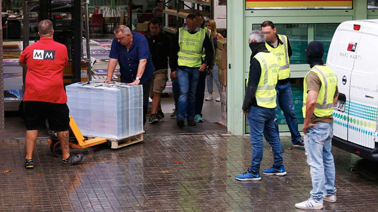 Guardia Civil requisa 100.000 carteles del 1-O en una nave de Barcelona