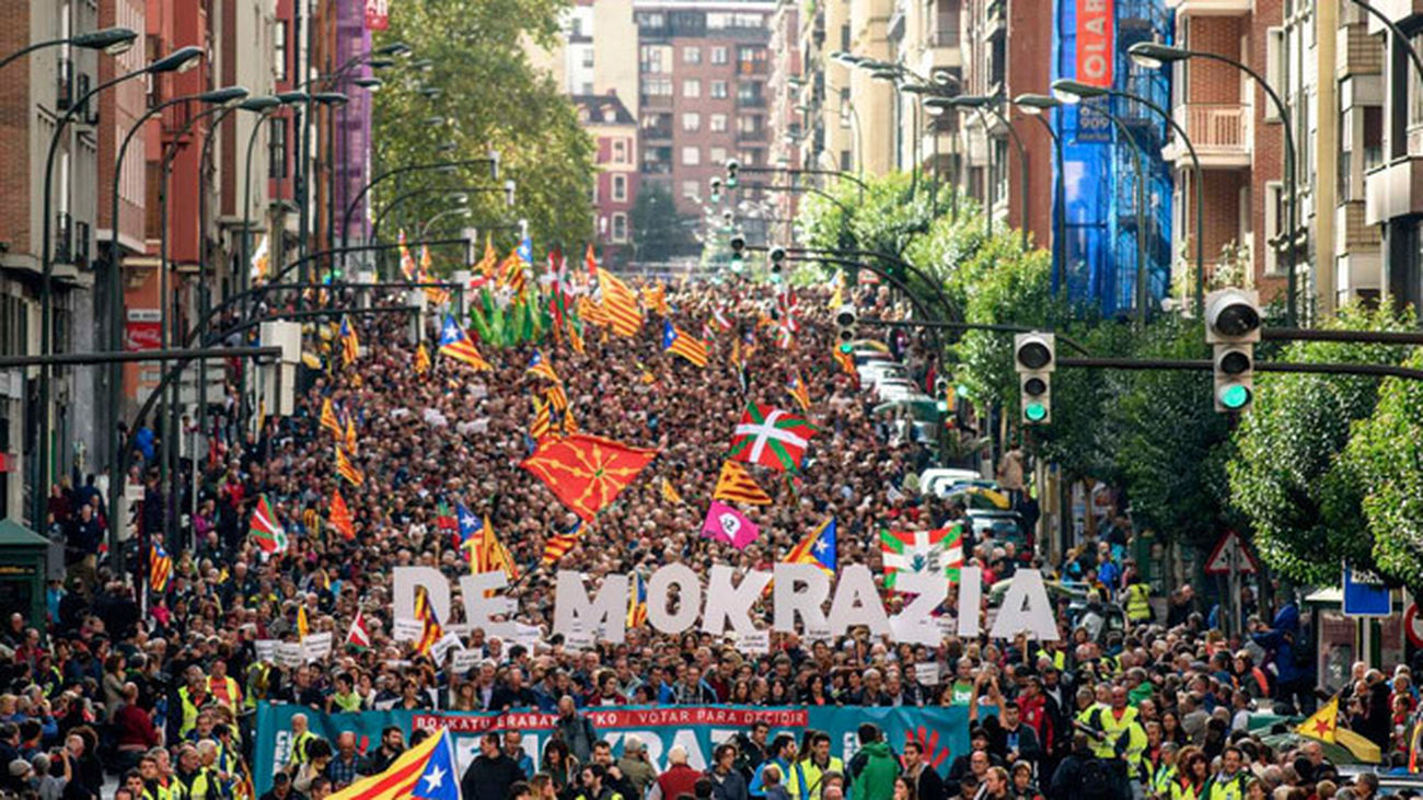 Miles de personas se manifiestan en Bilbao  en apoyo al referéndum del 1-O