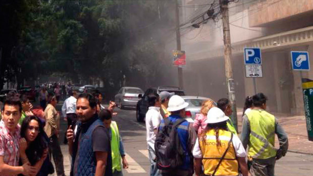 Un fuerte terremoto sacude la capital de México y causa escenas de pánico