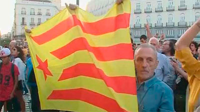 Unas 300 personas se concentran en la Puerta del Sol en defensa del 1-O