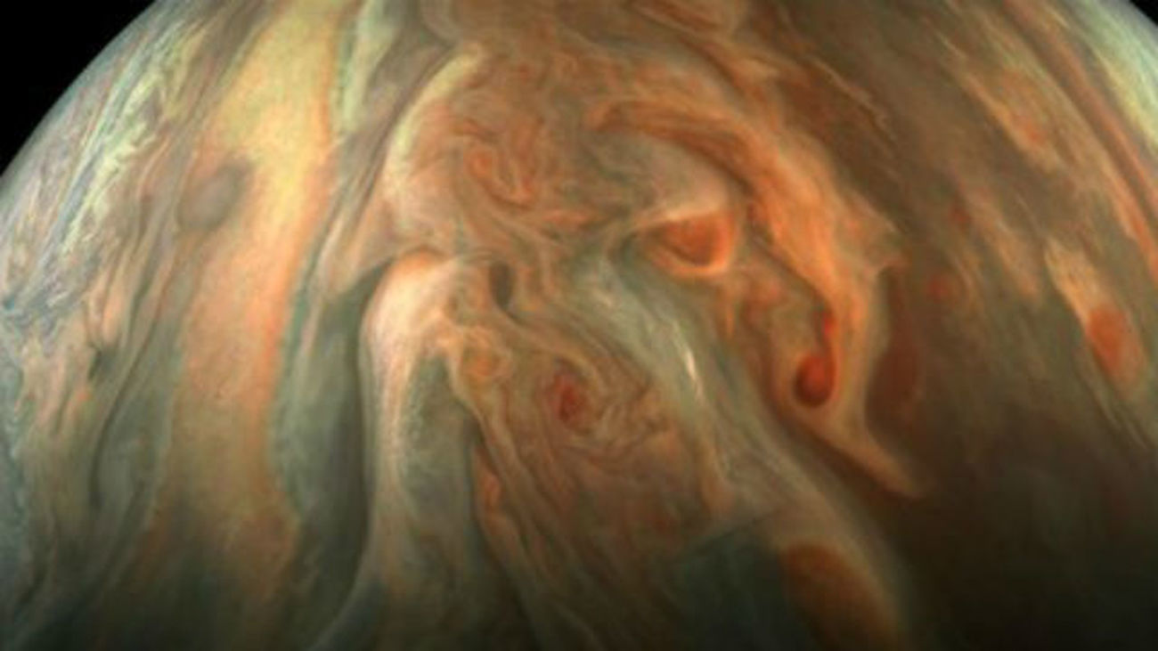 La nave Juno toma un primer plano de  Júpiter a sólo 7.700 kilómetros