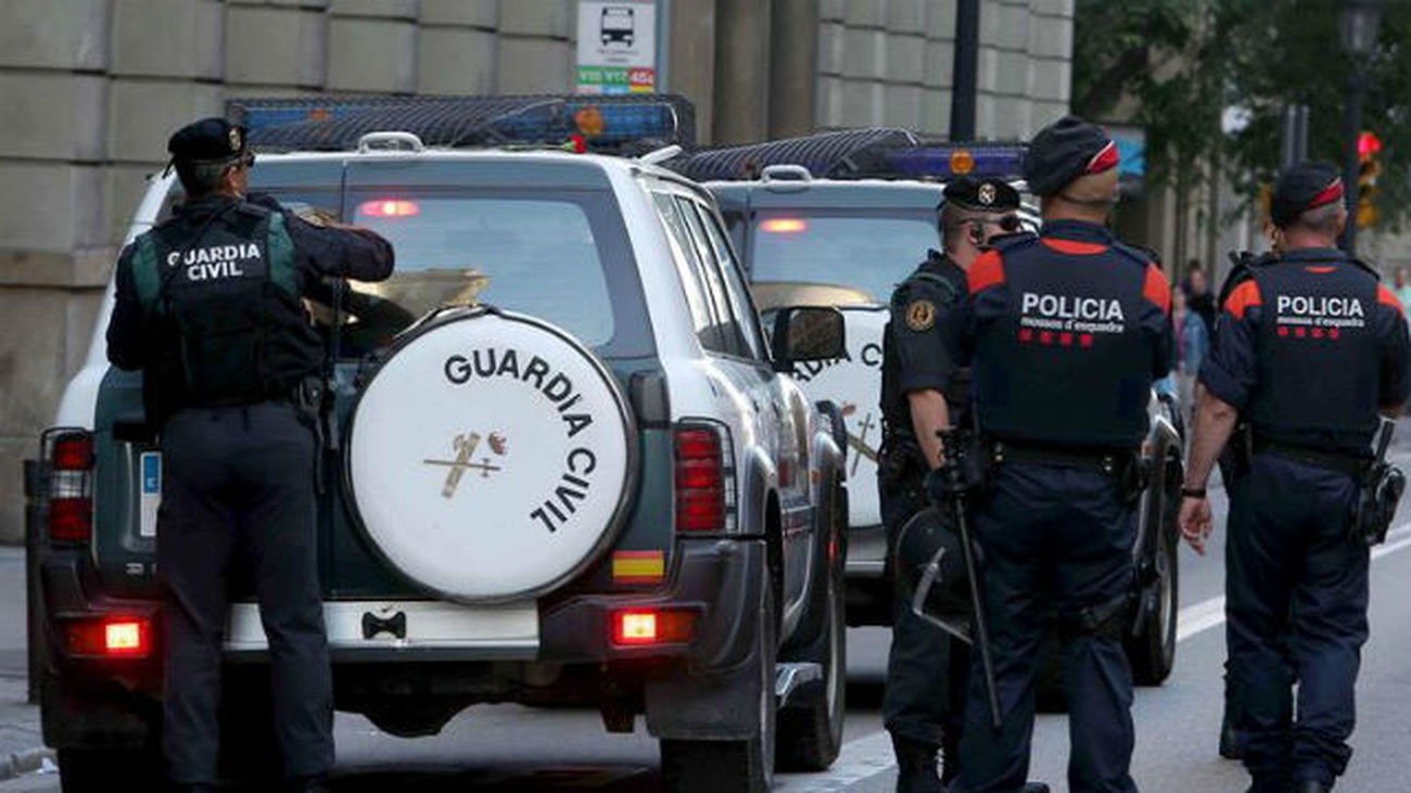 Mossos d'esquadra escoltan a los vehículos de la Guardia Civil