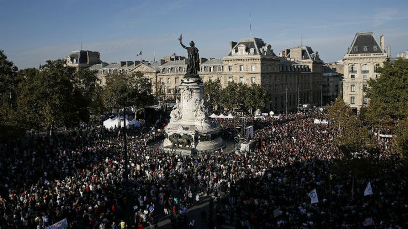 Decenas de miles de personas protestan en París contra las políticas de Macron