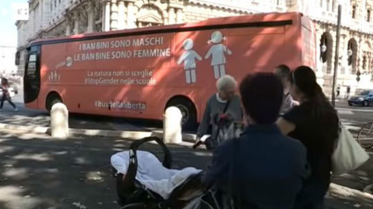 Un autobús con lemas tránsfobos empieza a circular en Italia entre fuertes críticas