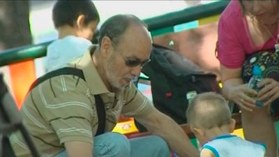 Los abuelos van a la escuela para aprender a educar a sus nietos