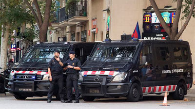 Muere un hombre al explotar una bomba en un aparcamiento de Viladecans