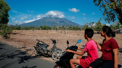 El volcán Agung entra en "fase crítica" con más de 75.000 evacuados en Bali
