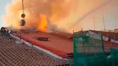 Un incendio en dos buhardillas de Conde Duque obliga a desalojar a 8 familias