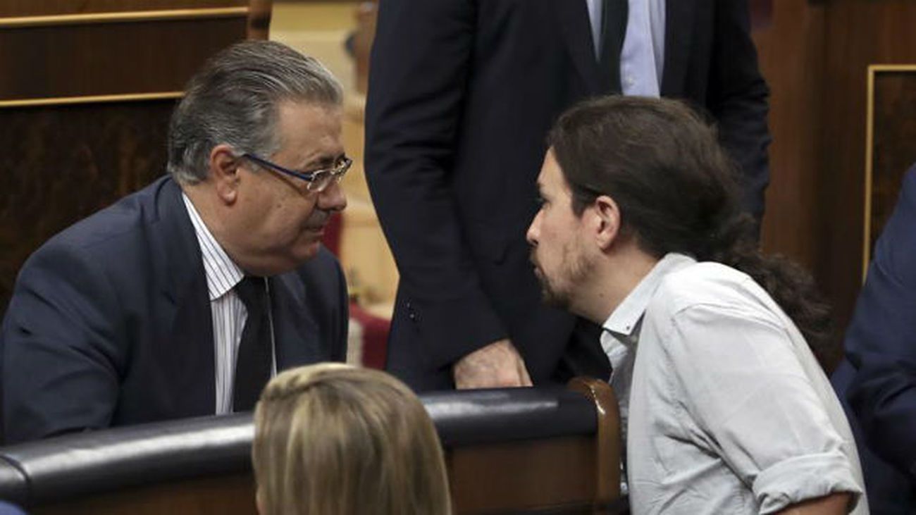 El minsitro del Interior, Juan Ignacio Zoido conversa con el líder de Podemos, Pablo Iglesias