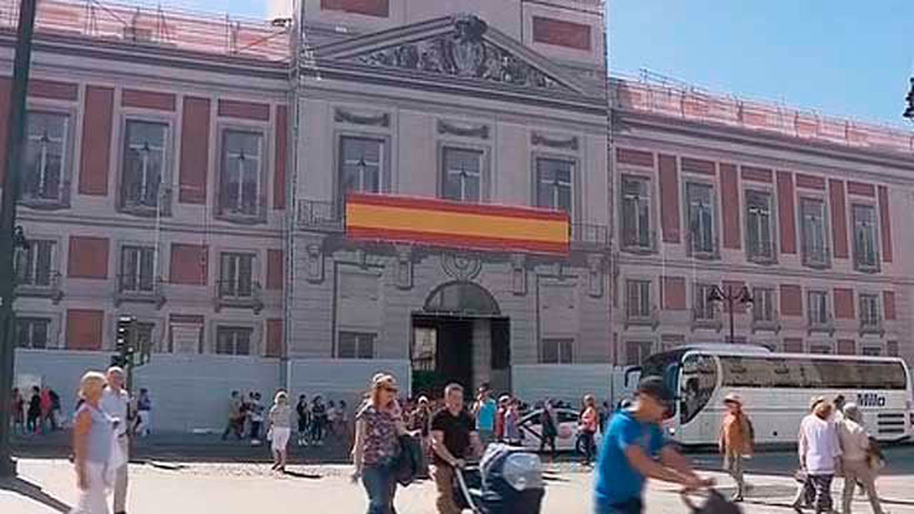 Cifuentes despliega una bandera de España por la "unidad" en la Real Casa  de Correos