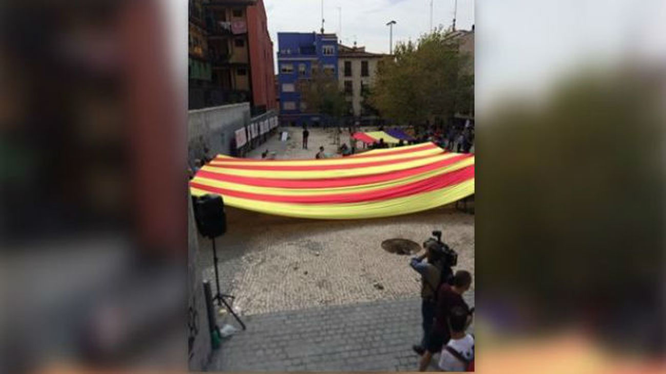 Una gran señera se despliega en Lavapiés a favor del referéndum catalán bajo el lema 'Urnas son amores'