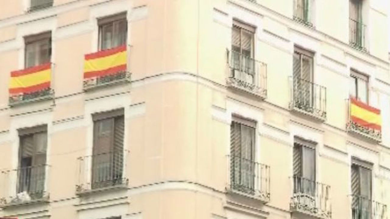Cuelgan banderas españolas en los barrios de Madrid