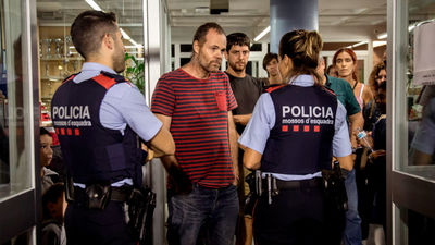Los Mossos notifican a los directores que deben cerrar los colegios que ocupan