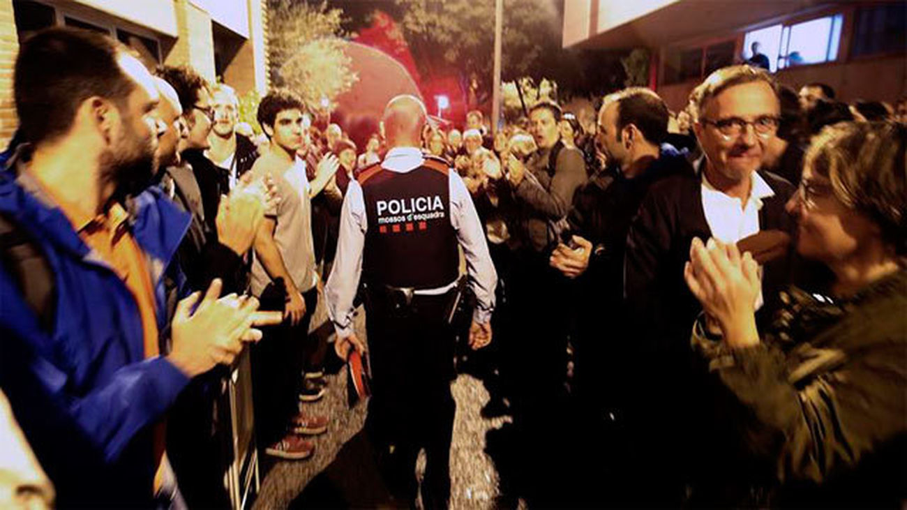 Mossos en uno delos colegios abiertos