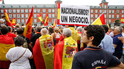 Centenares de personas se concentran en la Plaza Mayor por una "España unida"