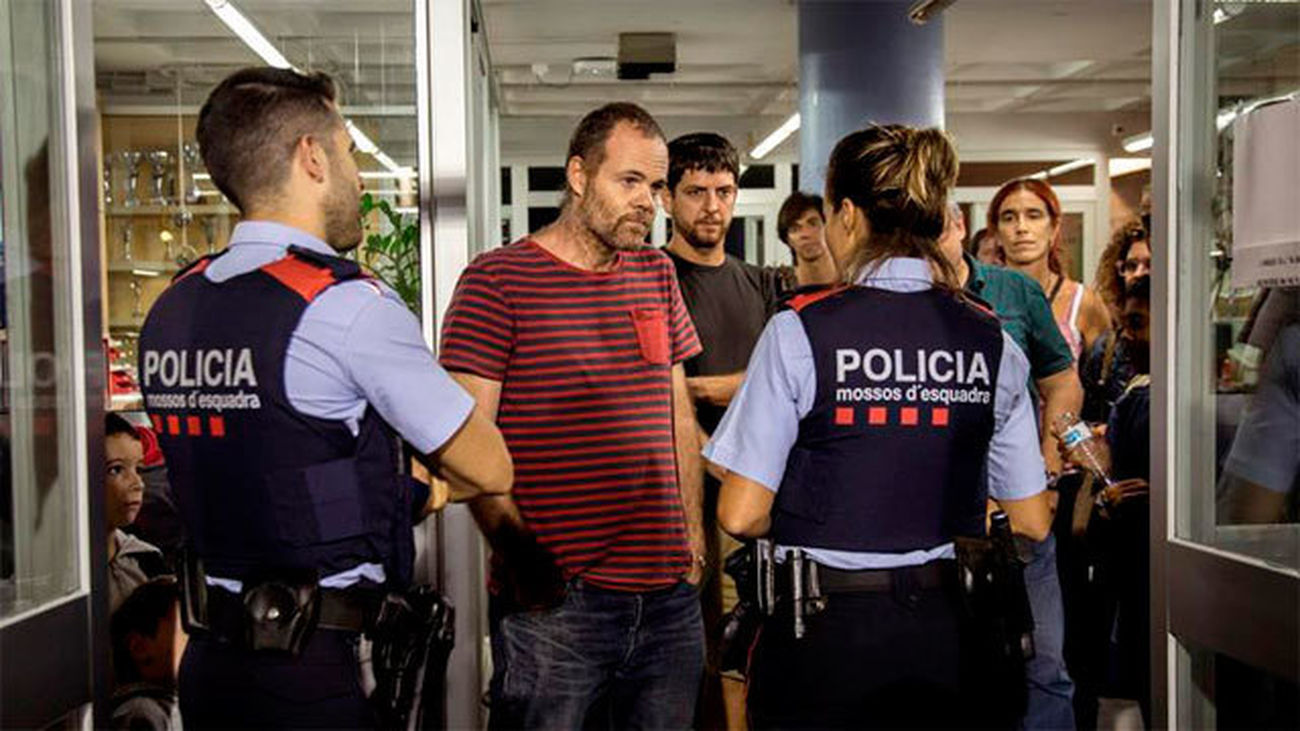 Siete jueces investigan la actuación de los Mossos por no impedir la votación