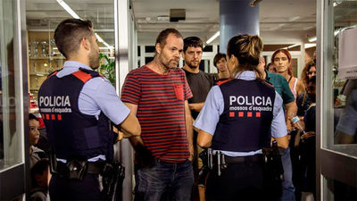 Siete jueces investigan la actuación de los Mossos por no impedir la votación