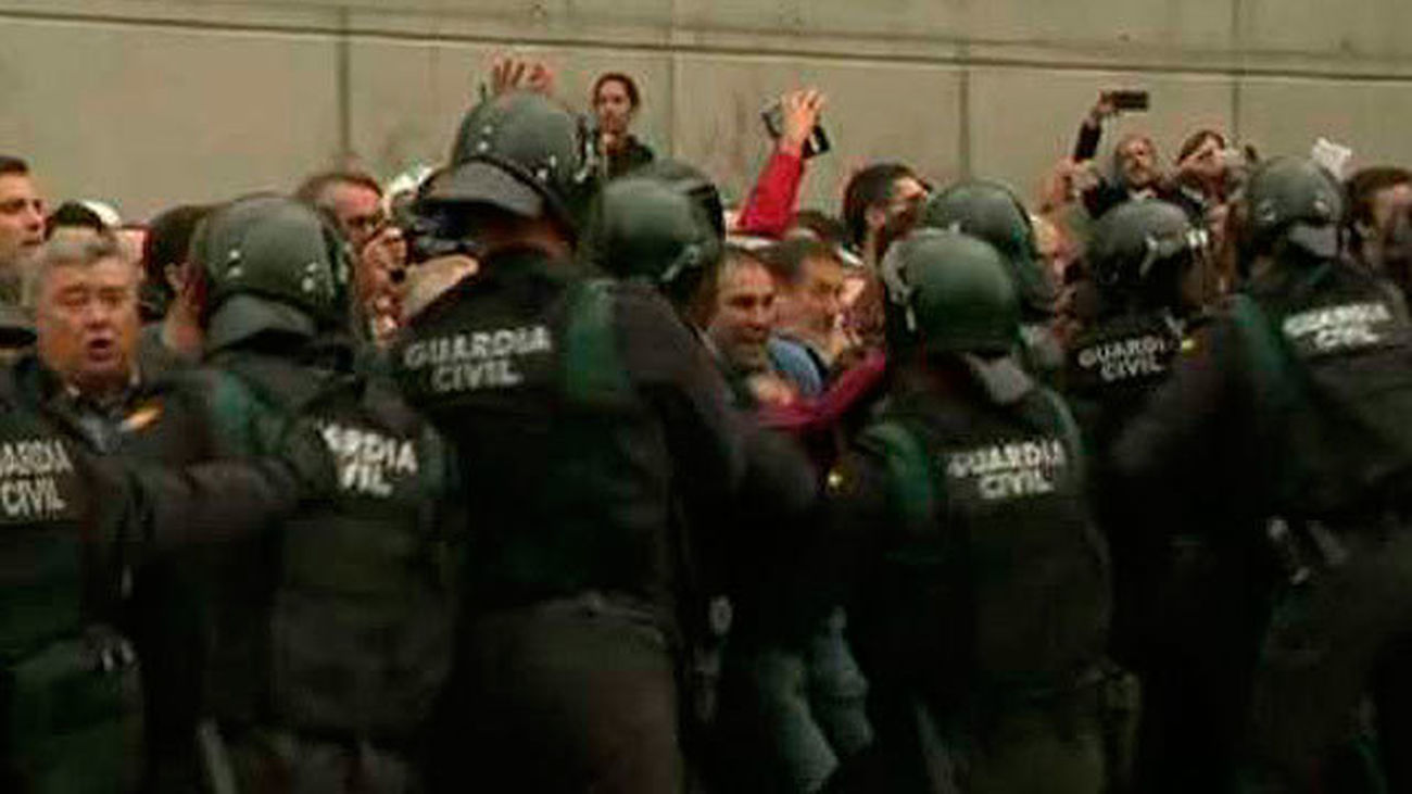 La Guardia Civil interviene el punto de votación de Puigdemont en Sant Julià de Ramis (Girona)