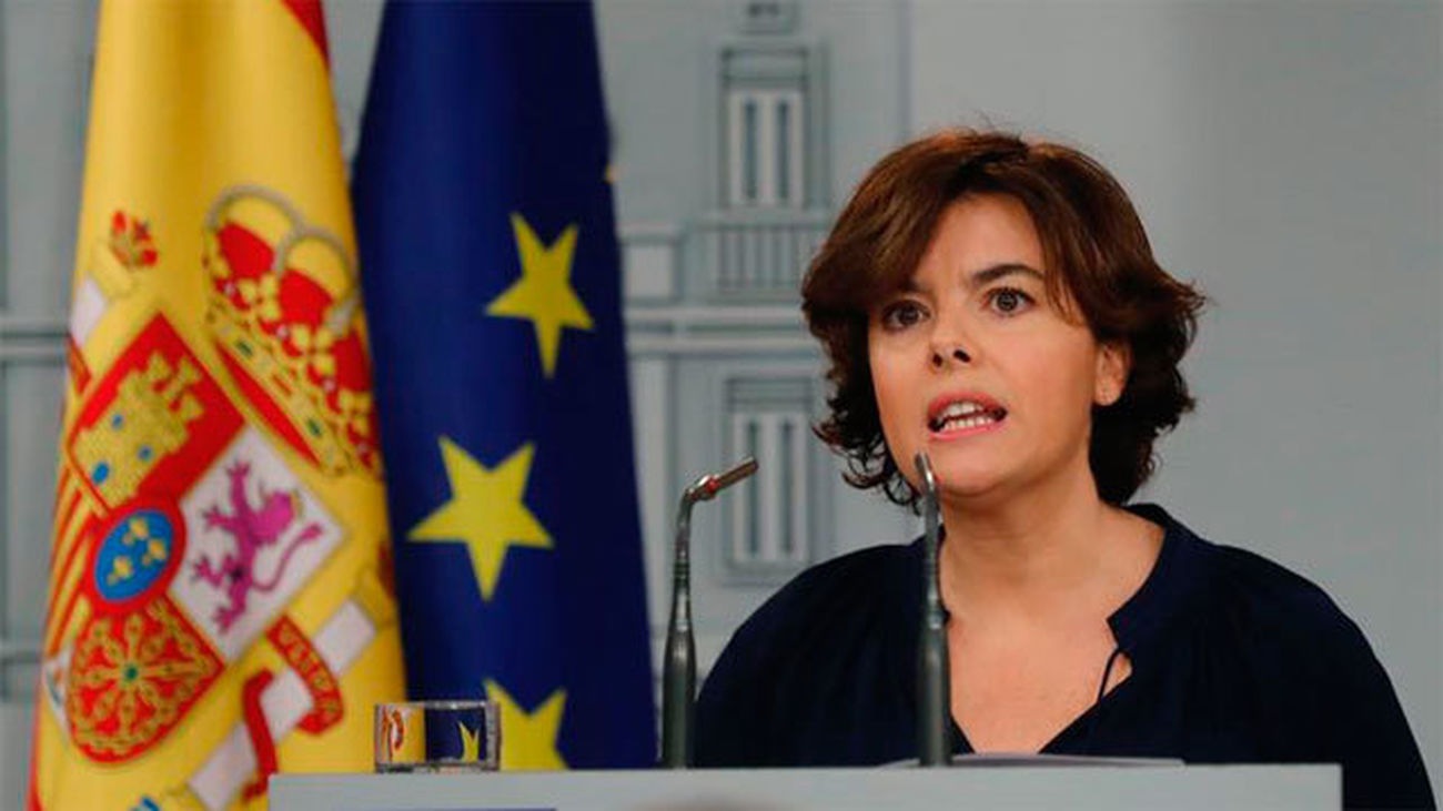 Santamaría pide a Puigdemont que cese en su "irresponsabilidad y pare la farsa"