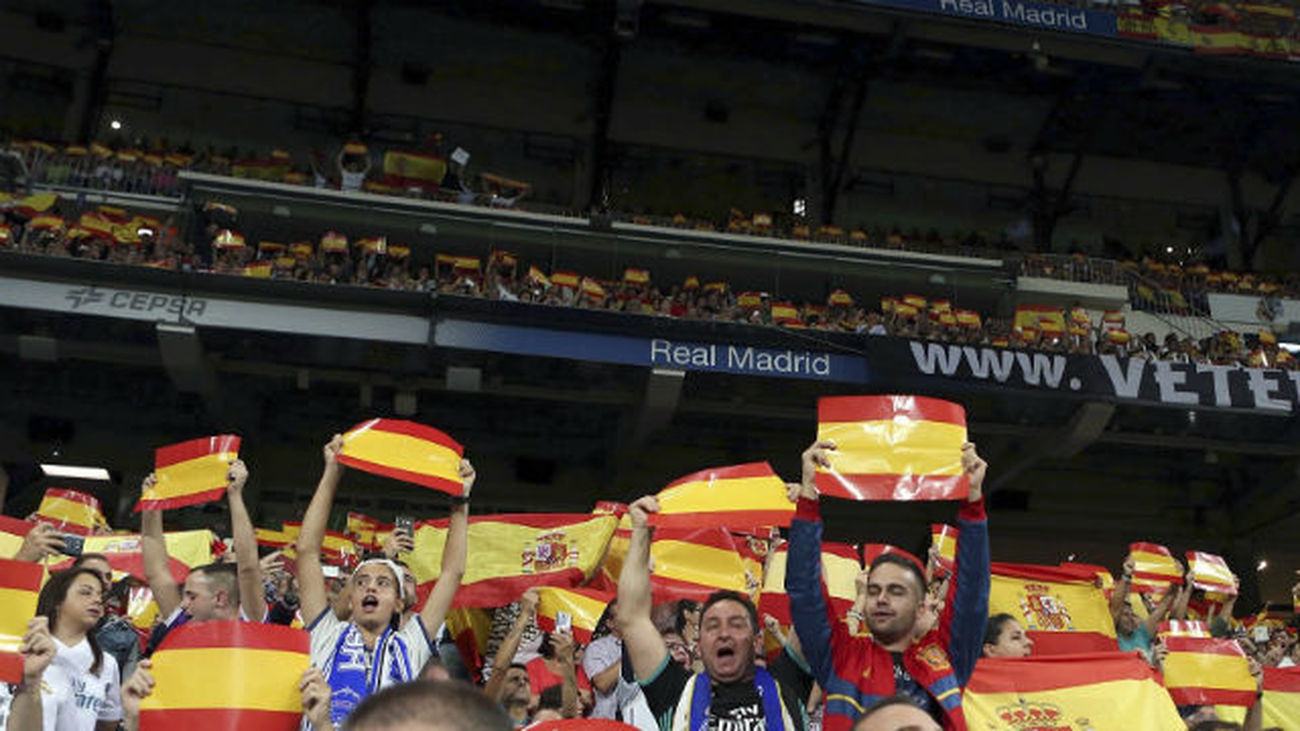 El Bernabeú se llena de banderas de España y cánticos de 'Viva España'
