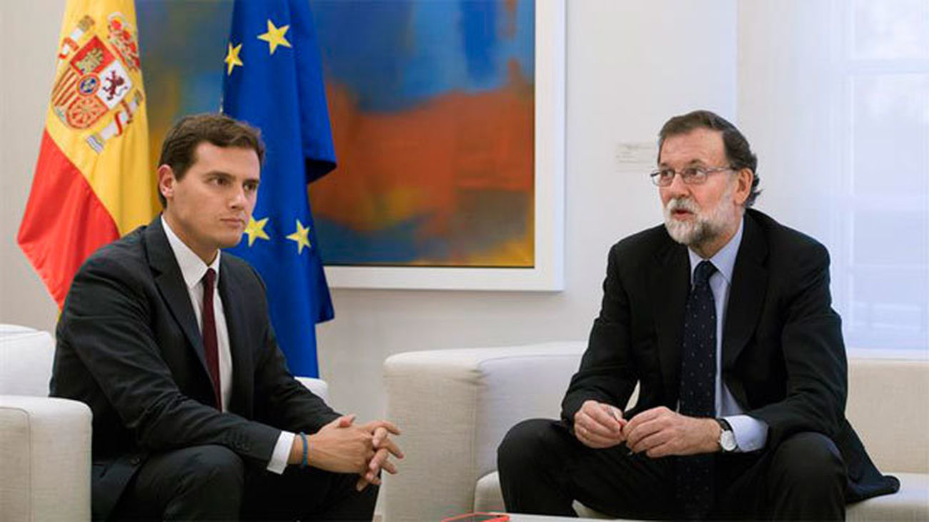 El presidente de Ciudadanos, Albert Rivera en Moncloa con Mariano Rajoy