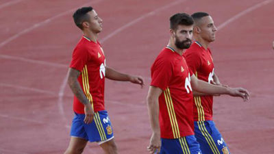 Agrio recibimiento a Piqué en la concentración de España