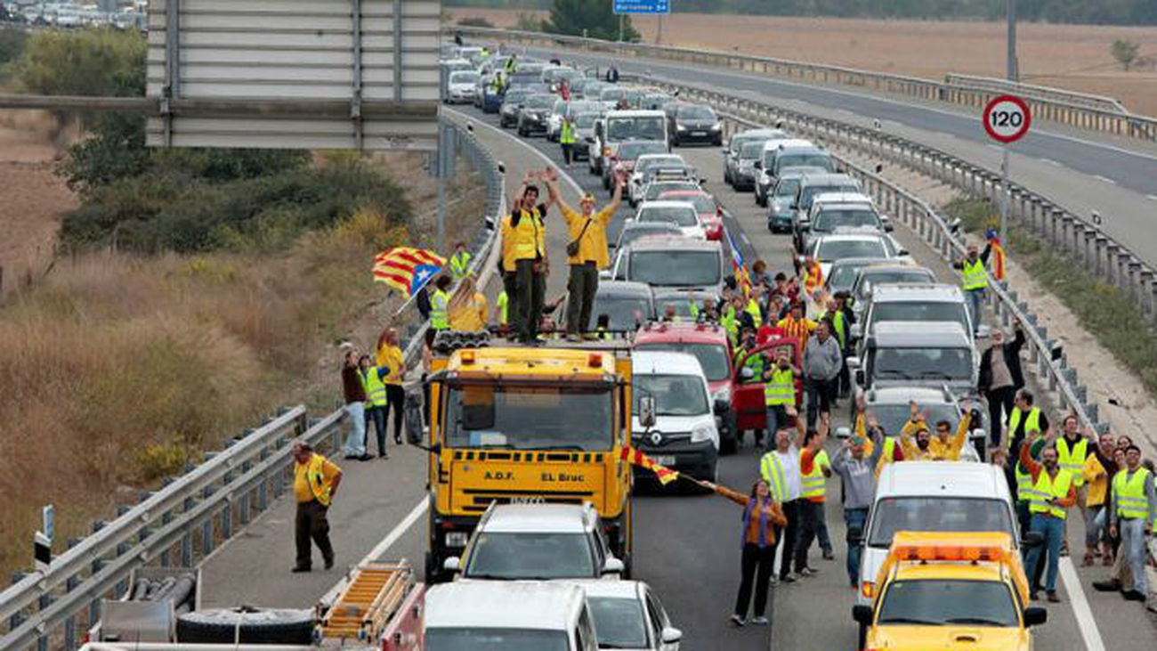 Cortes de vía, piquetes, barricadas y protestas durante el paro en Cataluña