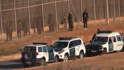 Un inmigrante fallece y otros 200 pasan a Melilla en un salto a la valla de unas 300 personas